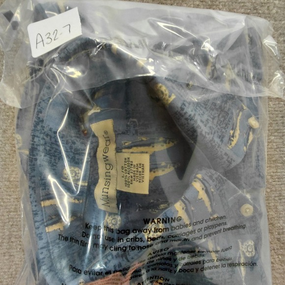 MunsingWear Shirt Mens LARGE Blue Fisherman Rod Fly Fishing Button Short Sleeve - Picture 8 of 8